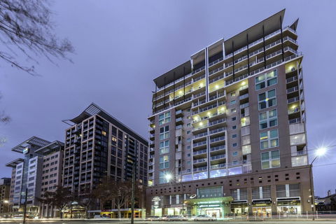Oaks Adelaide Embassy Suites - ACT Tourism 0