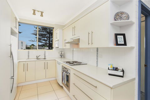 The Dolphins Beachfront Apartments - ACT Tourism 12