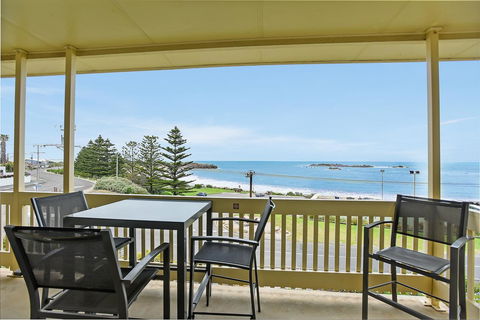 The Dolphins Beachfront Apartments - ACT Tourism 9