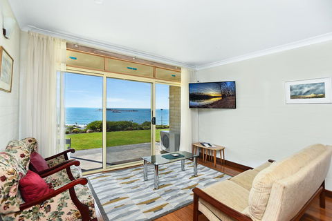 The Dolphins Beachfront Apartments - ACT Tourism 7