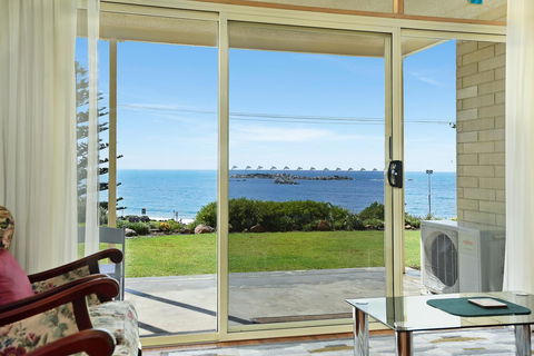The Dolphins Beachfront Apartments - ACT Tourism 6