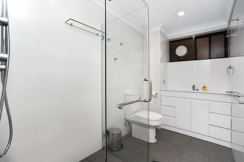 The Dolphins Beachfront Apartments - ACT Tourism 2