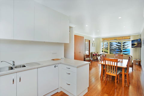 The Dolphins Beachfront Apartments - ACT Tourism 4
