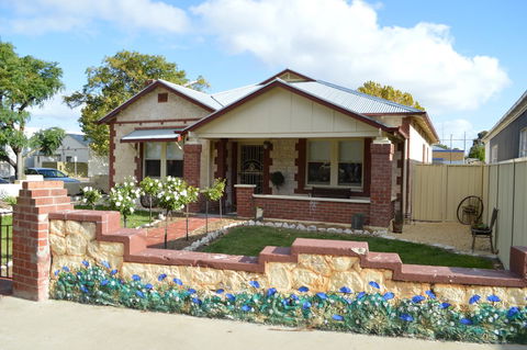 Two Cow Cottage Bed & Breakfast - ACT Tourism 15