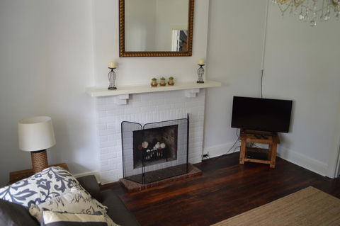 Two Cow Cottage Bed & Breakfast - ACT Tourism 11
