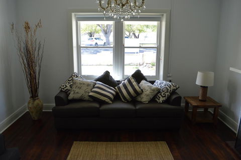 Two Cow Cottage Bed & Breakfast - ACT Tourism 14