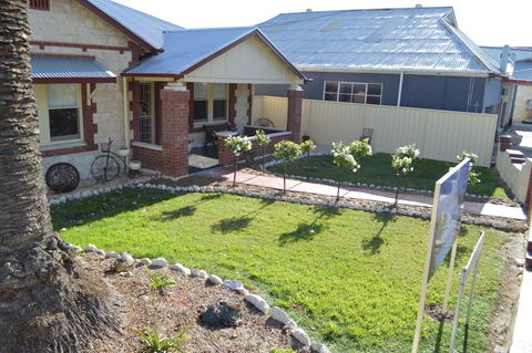 Two Cow Cottage Bed & Breakfast - ACT Tourism 18