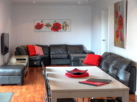 Home On Torrens - ACT Tourism 24
