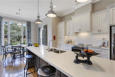 Grandview Accommodation - The Elm Tree Apartments - ACT Tourism 15