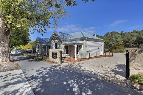 Grandview Accommodation - The Elm Tree Apartments - ACT Tourism 31