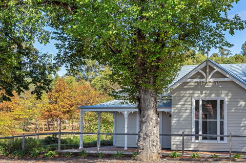 Grandview Accommodation - The Elm Tree Apartments - ACT Tourism 1