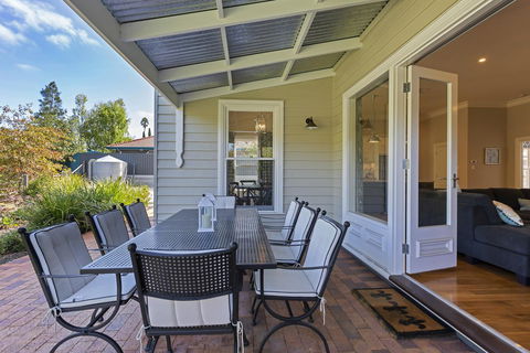 Grandview Accommodation - The Elm Tree Apartments - ACT Tourism 27