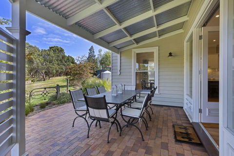 Grandview Accommodation - The Elm Tree Apartments - ACT Tourism 5