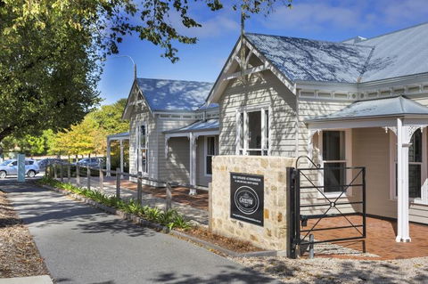 Grandview Accommodation - The Elm Tree Apartments - ACT Tourism 0