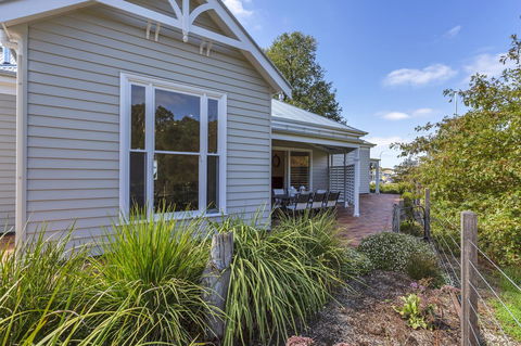 Grandview Accommodation - The Elm Tree Apartments - ACT Tourism 24