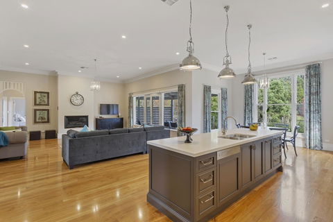 Grandview Accommodation - The Elm Tree Apartments - ACT Tourism 17