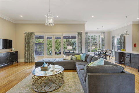 Grandview Accommodation - The Elm Tree Apartments - ACT Tourism 4