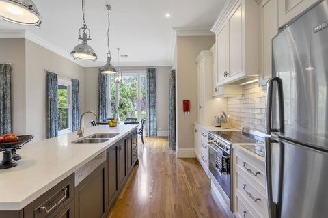 Grandview Accommodation - The Elm Tree Apartments - ACT Tourism 14