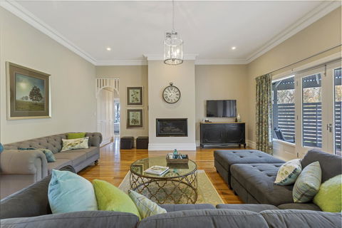 Grandview Accommodation - The Elm Tree Apartments - ACT Tourism 16