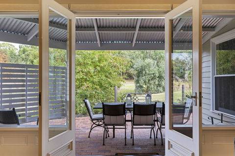 Grandview Accommodation - The Elm Tree Apartments - ACT Tourism 18