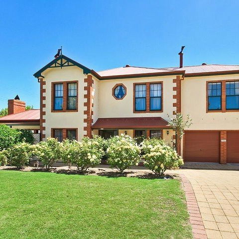 Wine And Roses Bed And Breakfast - ACT Tourism 0