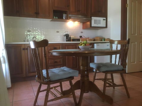 Wine And Roses Bed And Breakfast - ACT Tourism 2