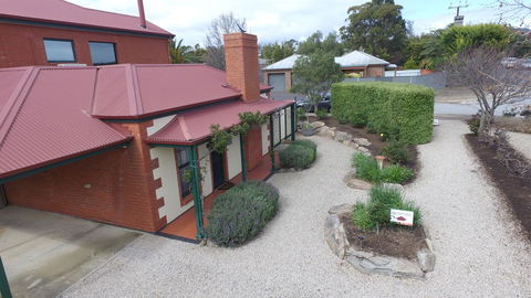 Wine And Roses Bed And Breakfast - ACT Tourism 13