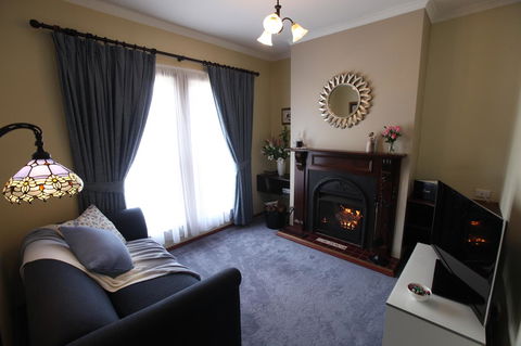 Wine And Roses Bed And Breakfast - ACT Tourism 21