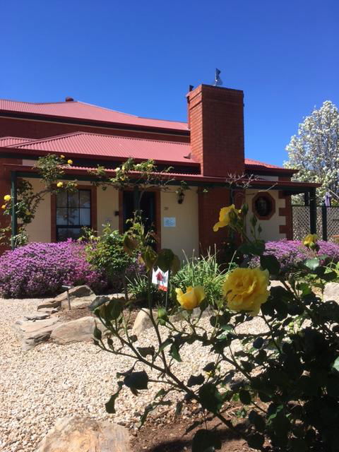 Wine And Roses Bed And Breakfast - ACT Tourism 6