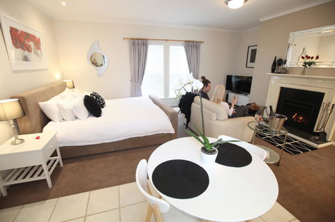 Wine And Roses Bed And Breakfast - ACT Tourism 10