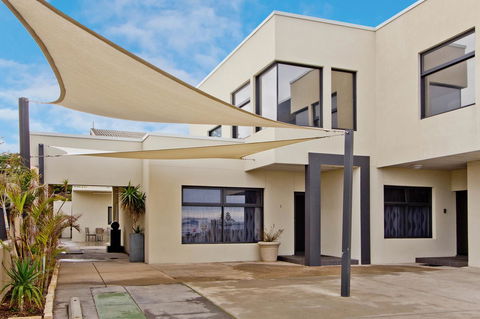 Atlantic West Beach Apartments - ACT Tourism 0