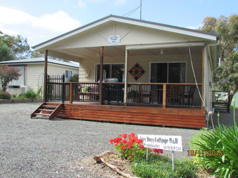 Lazy Days Cottage - Victor Harbor - ACT Tourism 0