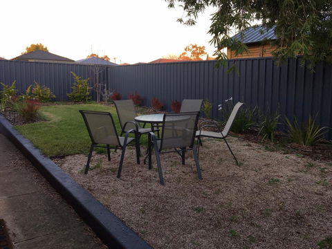 Windsor Gardens Home - ACT Tourism 15