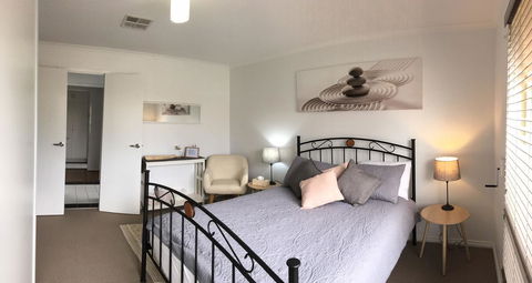 Windsor Gardens Home - ACT Tourism 0