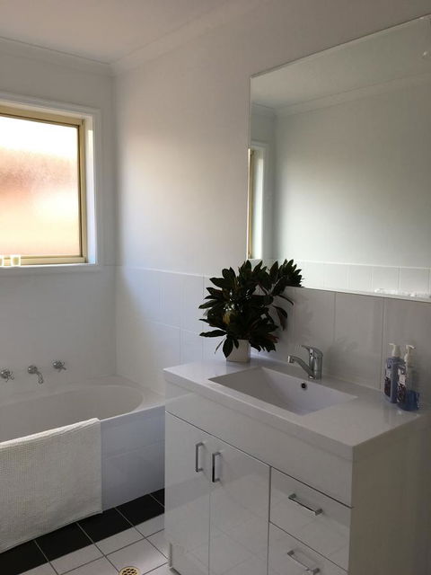 Windsor Gardens Home - ACT Tourism 11