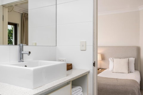 Bayview Beachfront Apartments, In Town Right On The Beach - ACT Tourism 31