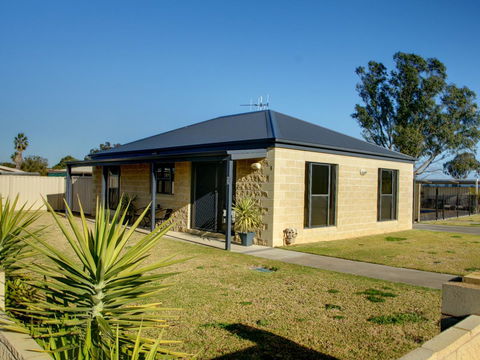 DBJ Holiday Units - ACT Tourism 0