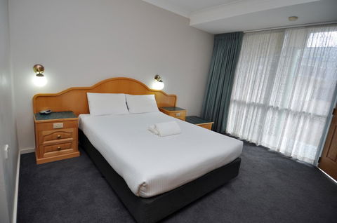 Hilton Beachfront Motel - ACT Tourism 24