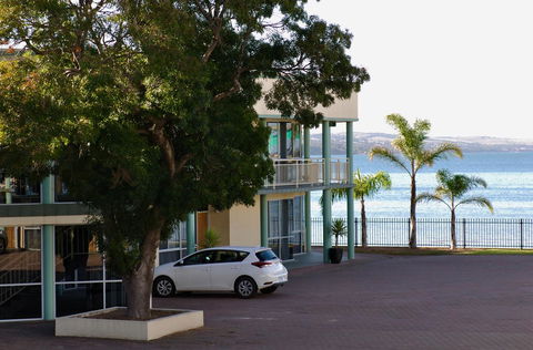 Hilton Beachfront Motel - ACT Tourism 42