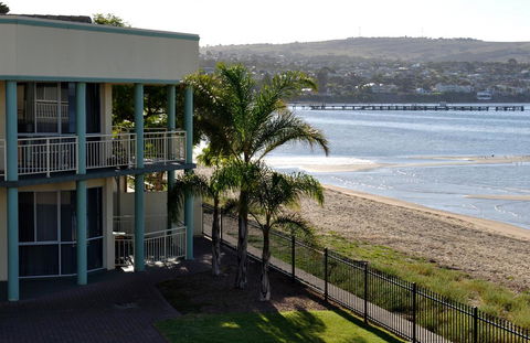 Hilton Beachfront Motel - ACT Tourism 40