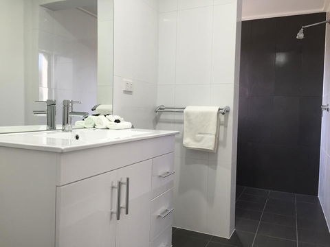 Hilton Beachfront Motel - ACT Tourism 37