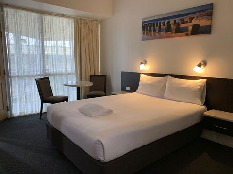Hilton Beachfront Motel - ACT Tourism 1