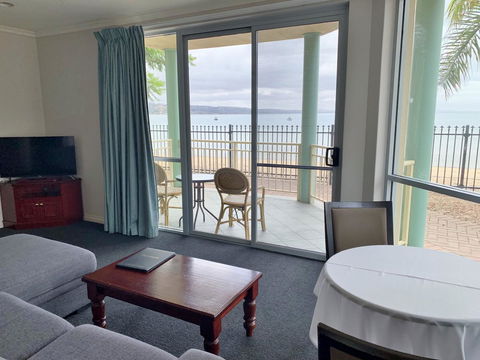 Hilton Beachfront Motel - ACT Tourism 3