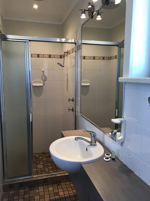 Robetown Motor Inn & Apartments - ACT Tourism 14