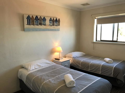 Robetown Motor Inn & Apartments - ACT Tourism 12