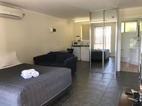 Robetown Motor Inn & Apartments - ACT Tourism 41