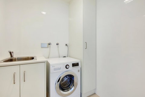 Light And Spacious, Stunning Views Of Adelaide - ACT Tourism 10