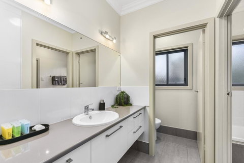 Accommodation On Lansell 2 - ACT Tourism 10