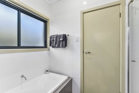 Accommodation On Lansell 2 - ACT Tourism 11