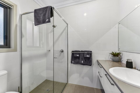 Accommodation On Lansell 2 - ACT Tourism 5